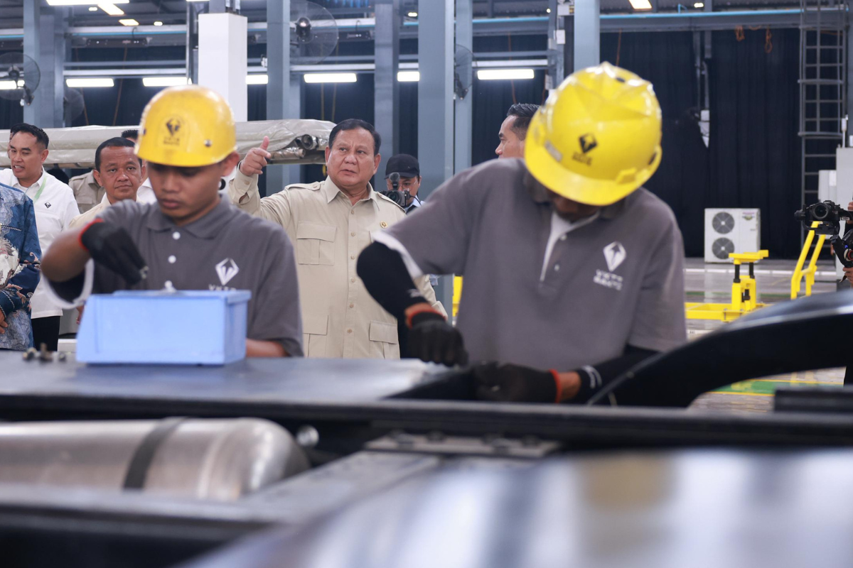 Prabowo Targetkan Indonesia Produksi Mobil Sedan Listrik pada 2028