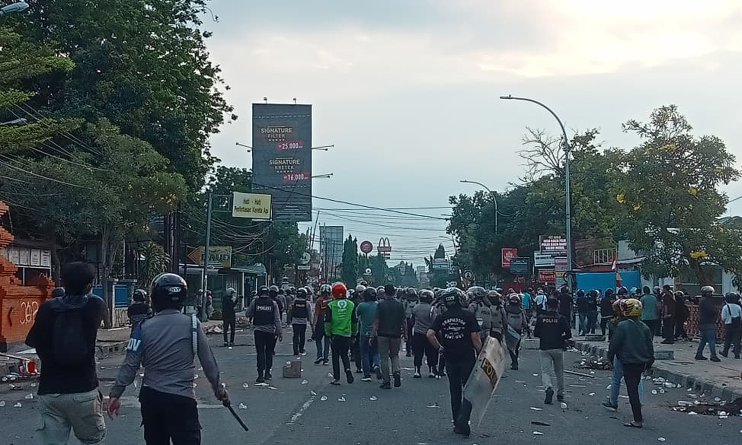 Situasi Demo Hari Ini, Pengunjuk Rasa Dipukul Mundur ke Arah Jalan Kartini