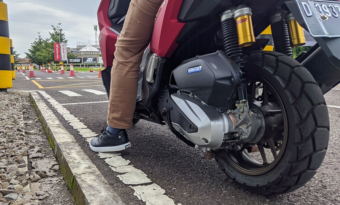 Berhenti saat Naik Motor, Turun Kaki Kiri atau Kanan Duluan?