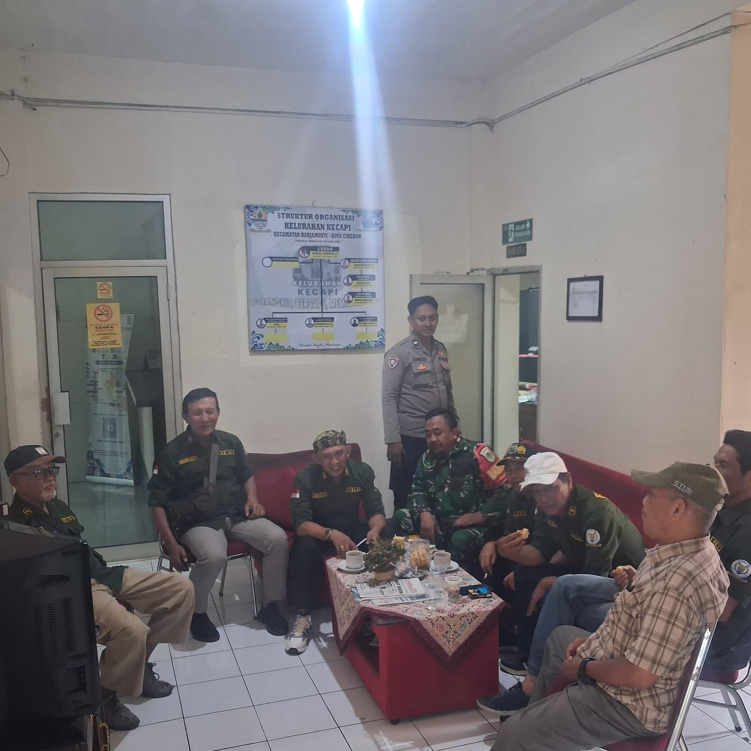 Perkuat Sinergitas, Tiga Pilar Kelurahan Kecapi Gelar Rapat Koordinasi Bahas Kamtibmas dan Jam Malam Pelajar