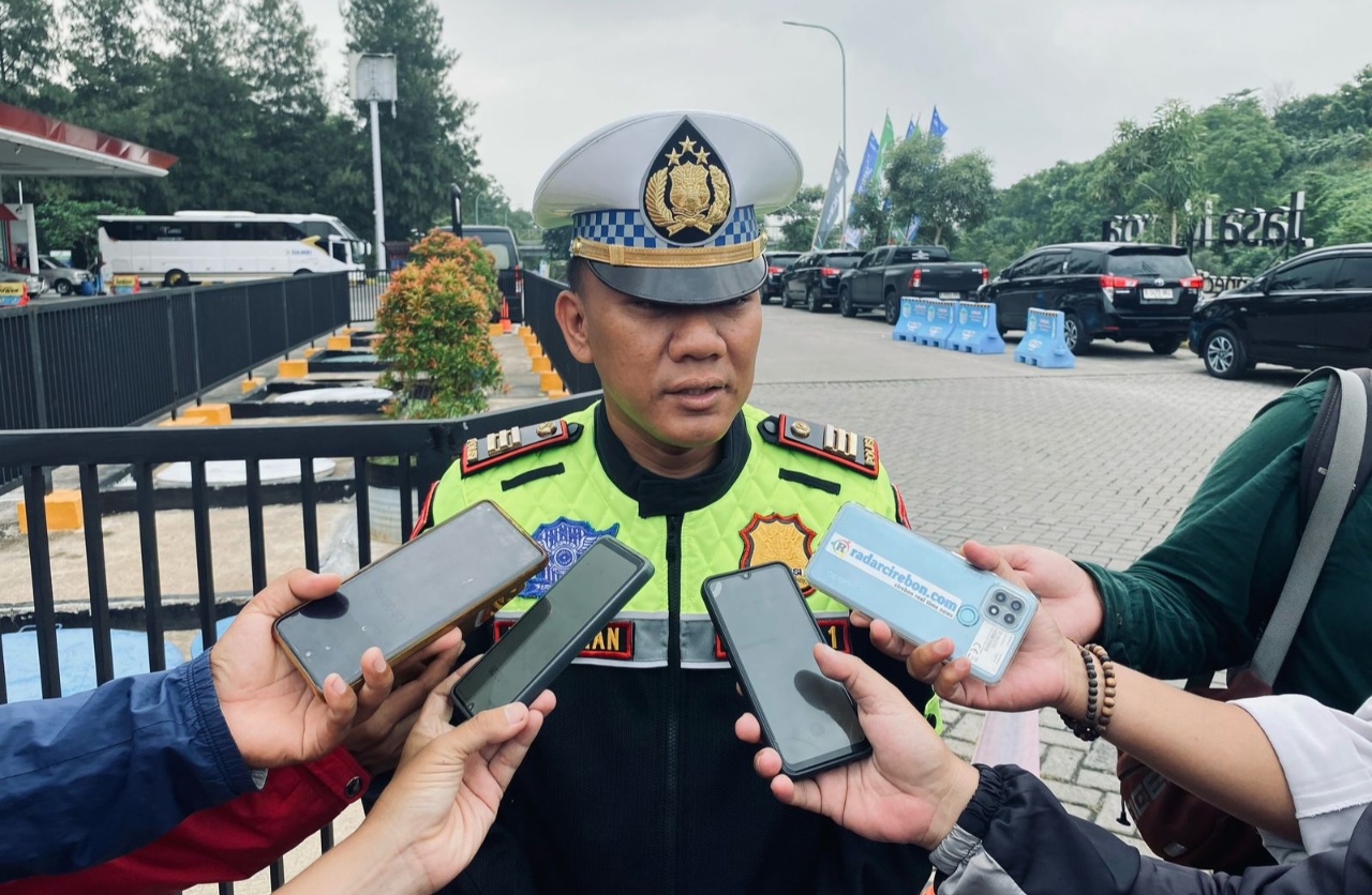 H-3 Lebaran Tol Palikanci Masih Dipadati Kendaraan Pemudik, One Way Mudik Masih Berlaku