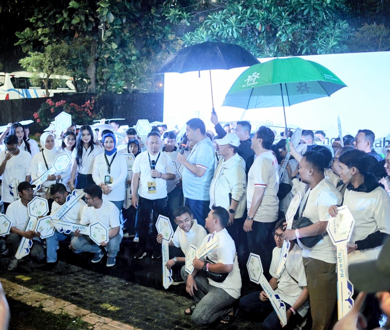 Bank bjb Serahkan Kunci Kepada 100 debitur FLPP, Bukti Dukungan Program 3 Juta Rumah 