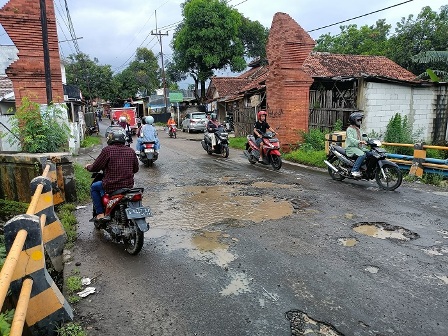 Kondisi Di Jalur Utama Kampung Pengampaan Rusak Ganggu Silaturahmi Lebaran