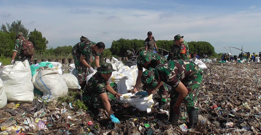 TNI dan BBWS Bersihkan Pantai Kesenden Cirebon, Warga Dukung Indonesia Bebas Sampah