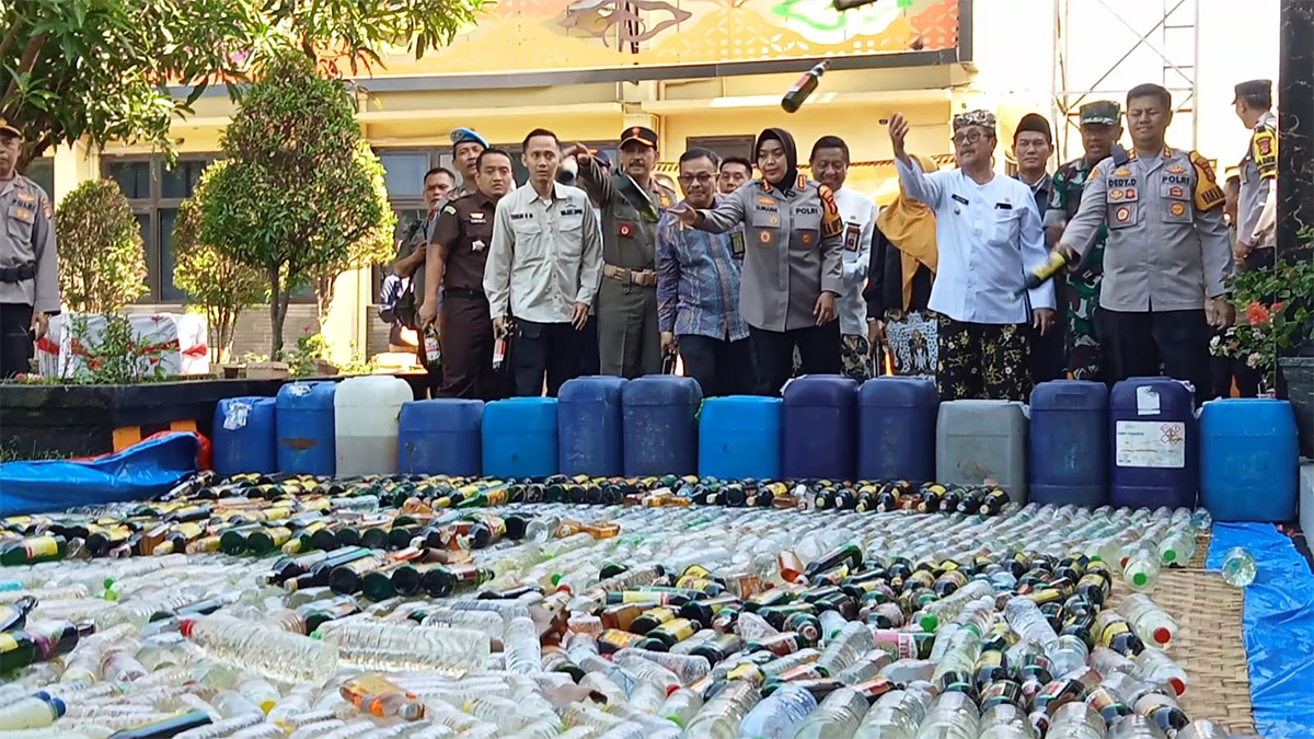 Polresta Cirebon Musnahkan Ribuan Botol Miras Hasil Razia