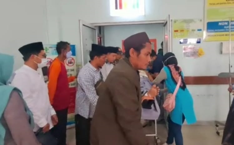 Alami Patah Tulang, KH Azizi Dirujuk ke RS Hasan Sadikin Bandung