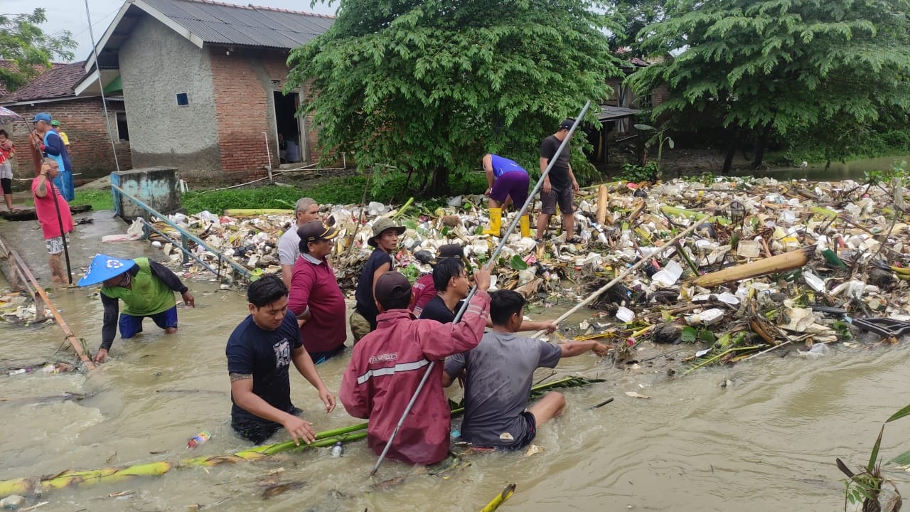 WADUH GAWAT! Diterjang Banjir dan Sampah, Jembatan Kalimangsetan Putus