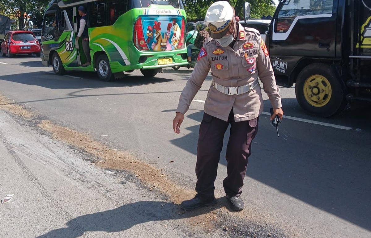 Hati-hati, Pengendara Motor Berjatuhan di Jalan Ahmad Yani Cirebon Diduga Karena Tumpahan Solar