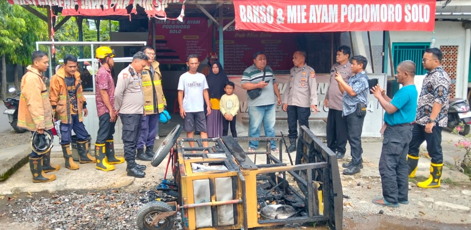 Heboh! Gerobak Bakso Terbakar Saat Ramai Pembeli di Kota Cirebon