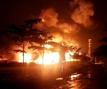 Hingga Dinihari, Kebakaran di Pabrik Kasur Busa Arjawinangun Masih Berkobar