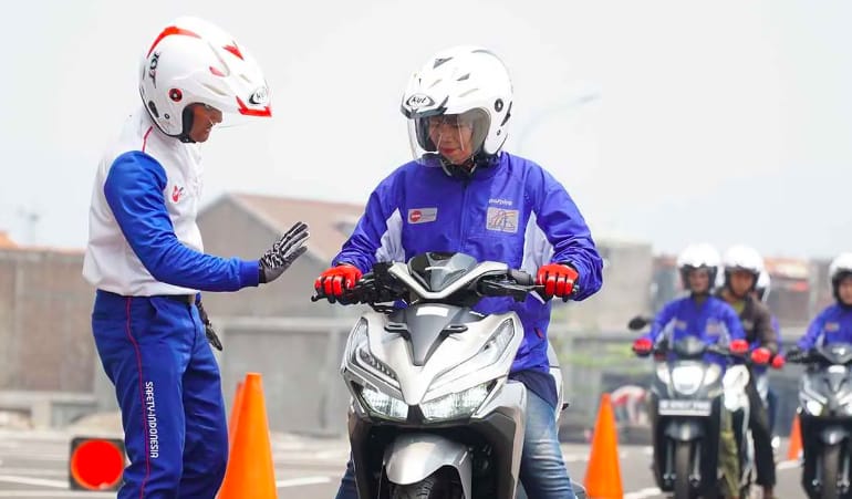 Tips Berkendara Sepeda Motor Bagi Wanita Agar Selalu Aman dan Nyaman