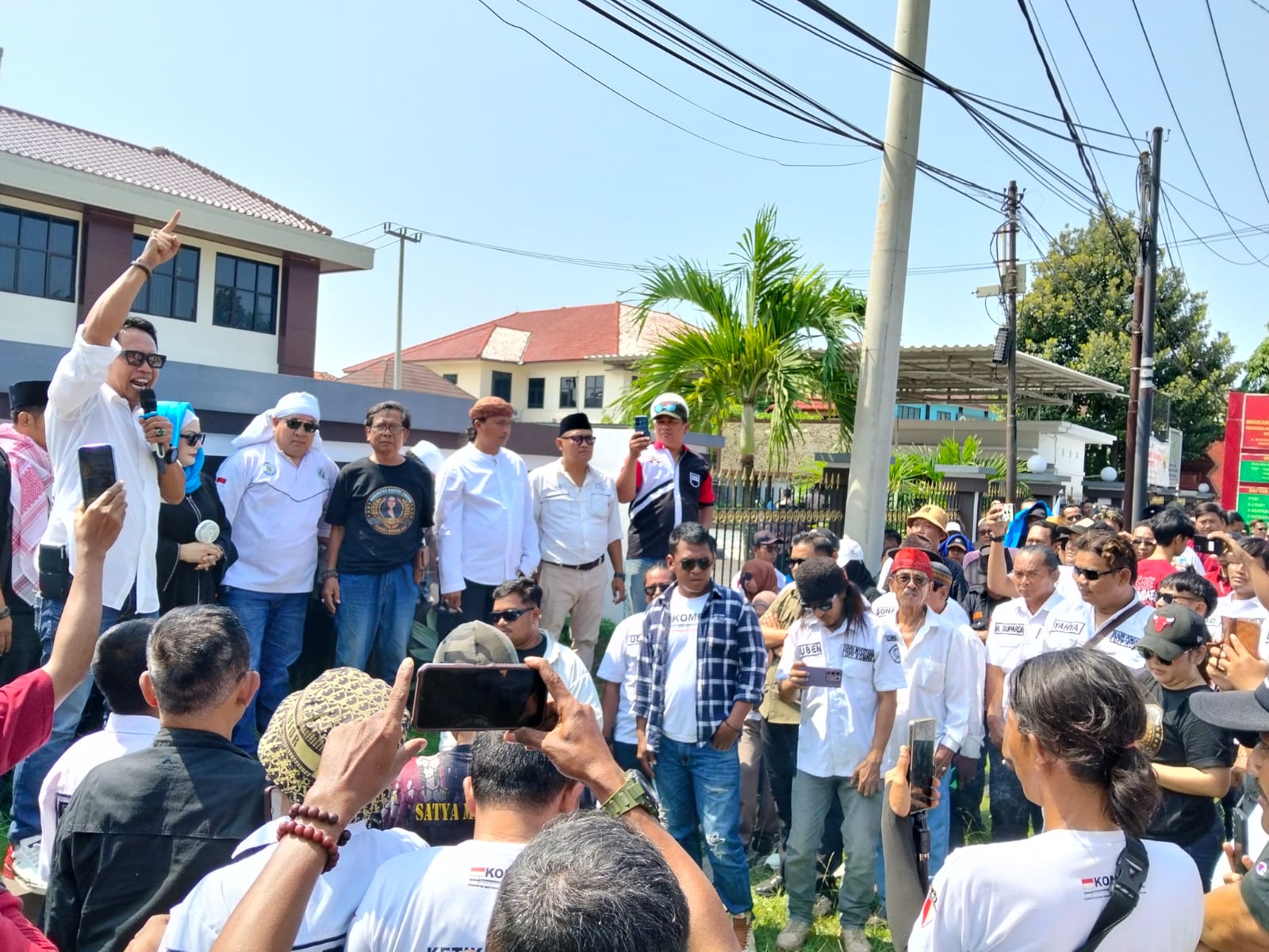 Ratusan Warga Geruduk PN Sumber, Desak Eksekusi Lahan Sutawinagun Dibatalkan