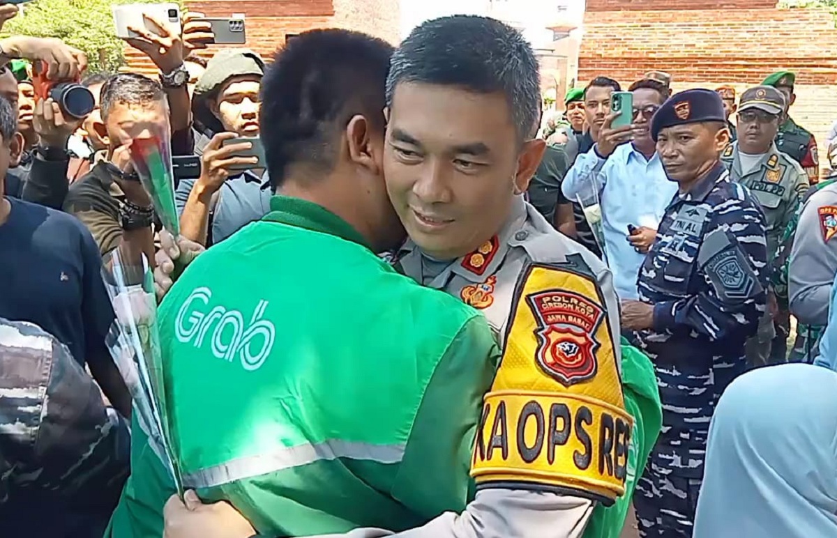 Aksi Damai Ojol Cirebon, Bagikan Bunga Mawar ke Polisi dan Tentara