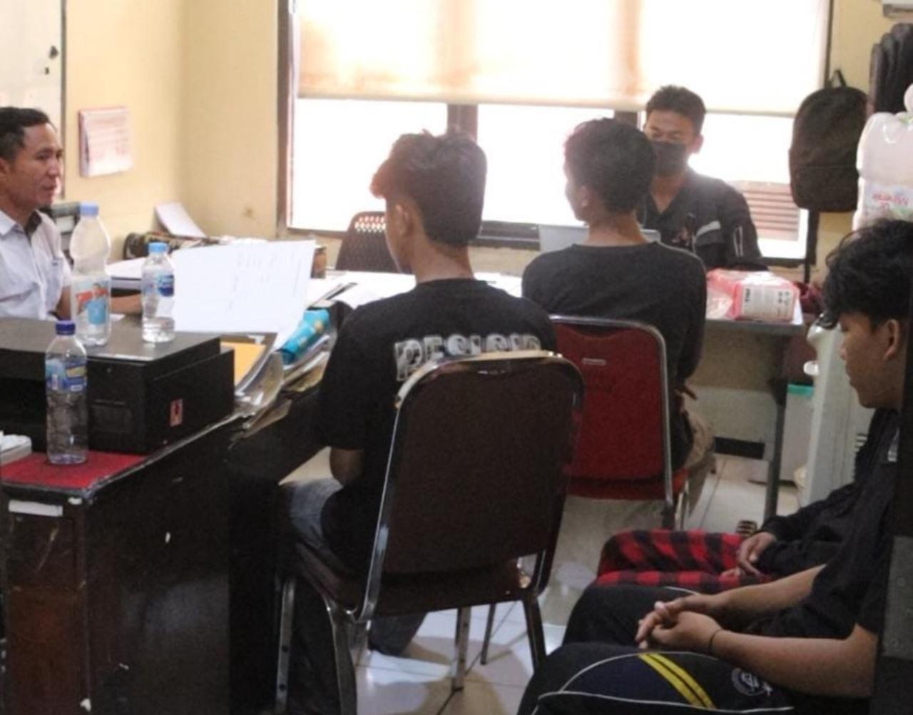 Penampakan Bang Jago yang Intimdasi Warga di Jl Karanggetas Diperiksa di Polres Cirebon Kota