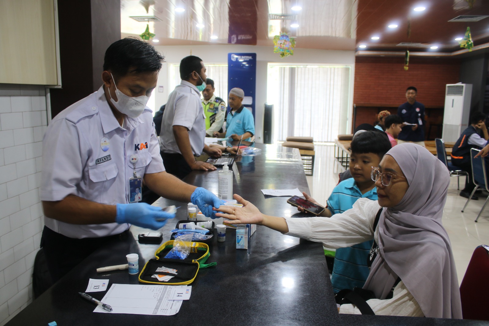 Beri Layanan ke Penumpang, di Stasiun Cirebon PT KAI Buka Gerai Pengobatan Gratis