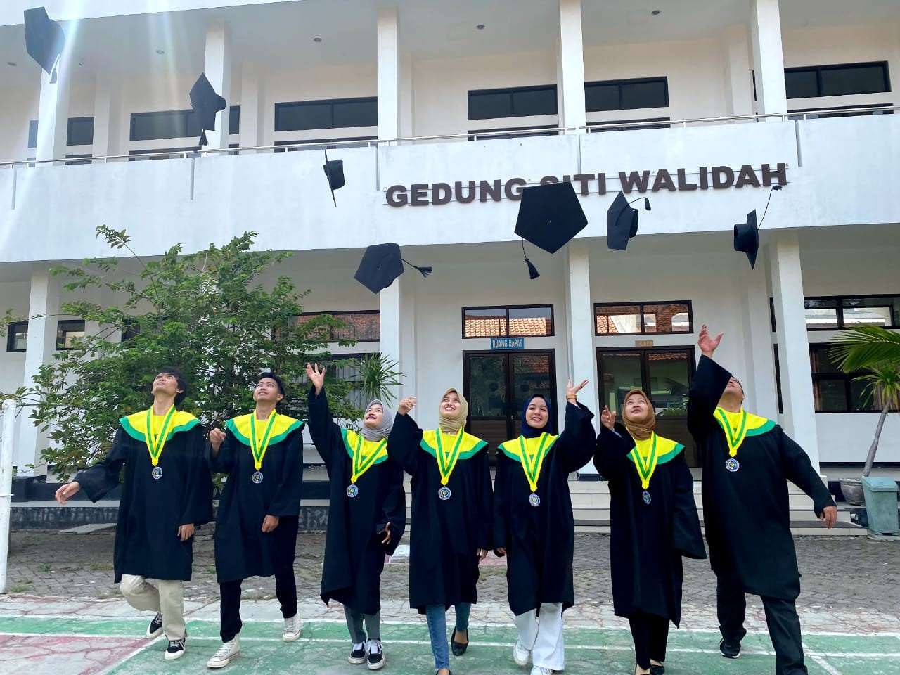 71 Mahasiswa STIKes Ahmad Dahlan Cirebon Wisuda Hari Ini