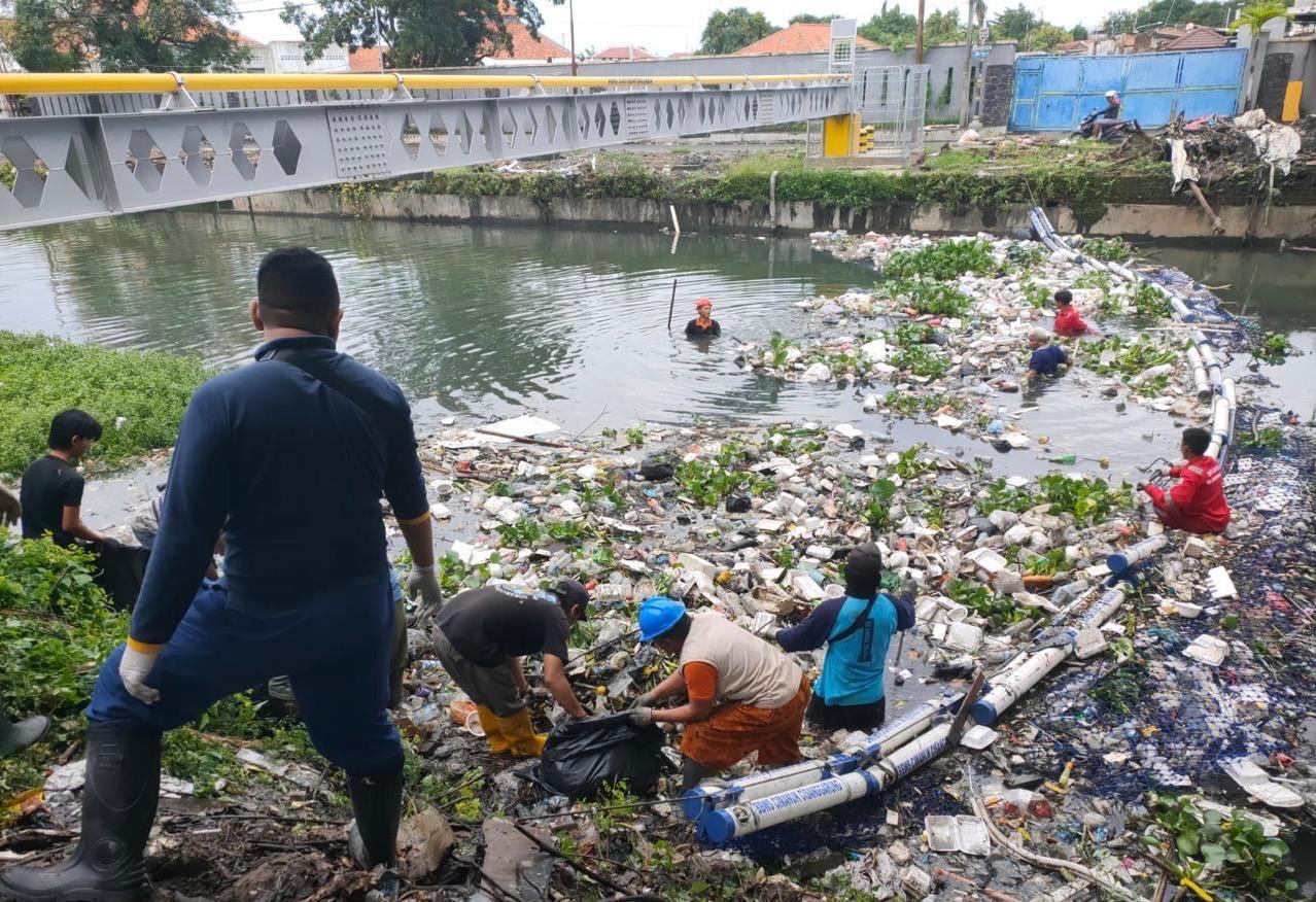 Warga Panjunan Gotong Royong Bersihkan Sampah Disepanjang Sungai Sukalila 