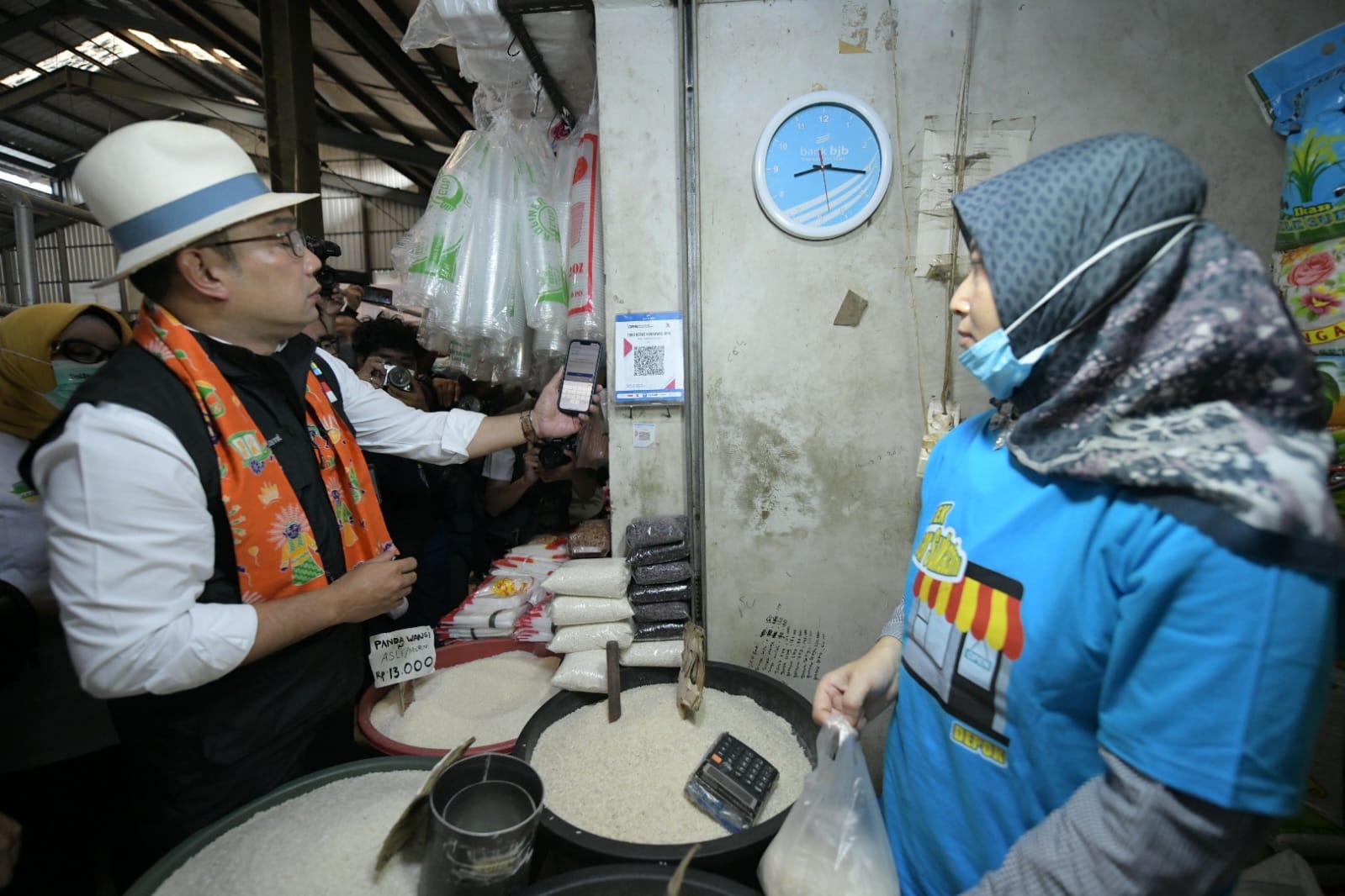 Pasar Sukatani Depok Terapkan QRIS untuk Transaksi, Ridwan Kamil: Keren