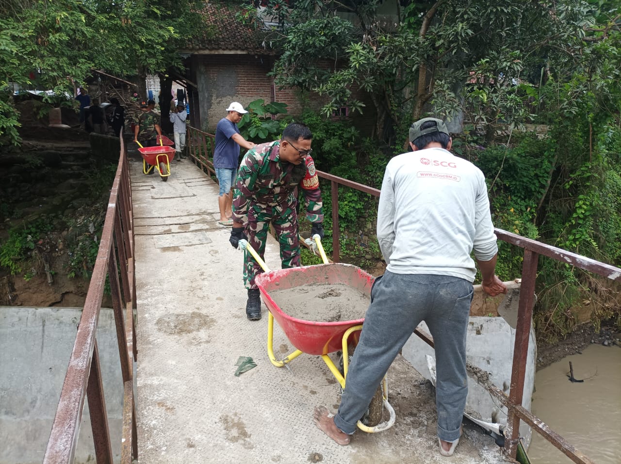 Peduli Pembangunan Infrastruktur, Babinsa Argasunya Pantau Progres Percepatan Pembangunan Jembatan