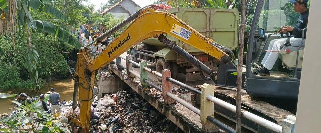 Ratusan Kwintal Sampah di Sungai Kanci Dibersihkan, Plt Camat Astanajapura: Tegakkan Perdes Sampah