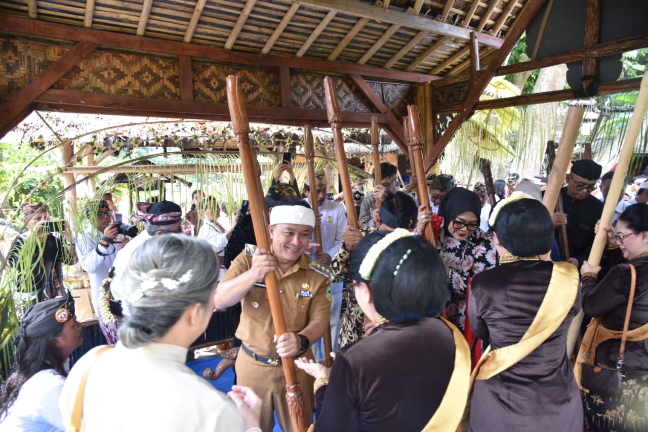 Bupati Kuningan: Seren Taun Bukan Sekadar Pesta Panen, Tapi Cermin Kehidupan Bangsa
