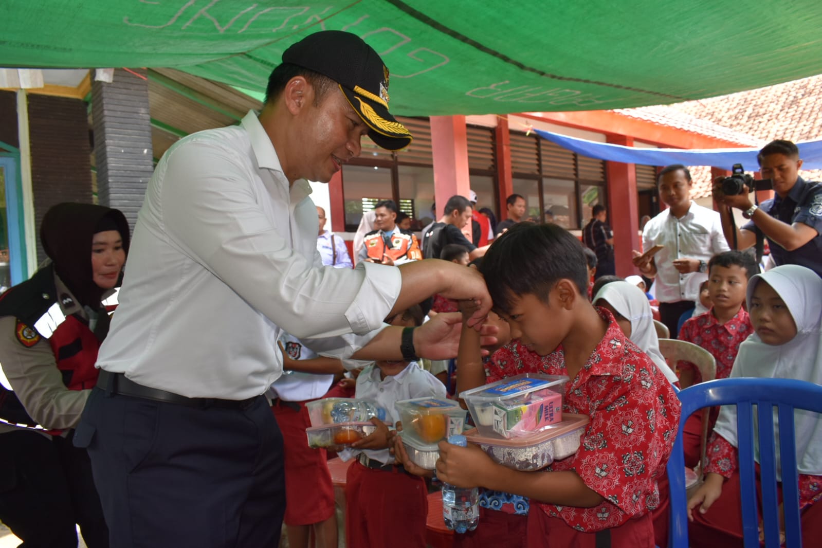 Pemerintah Kabupaten dan Polresta Cirebon Beri Paket Makanan Bergizi untuk Pelajar SD di Perbatasan