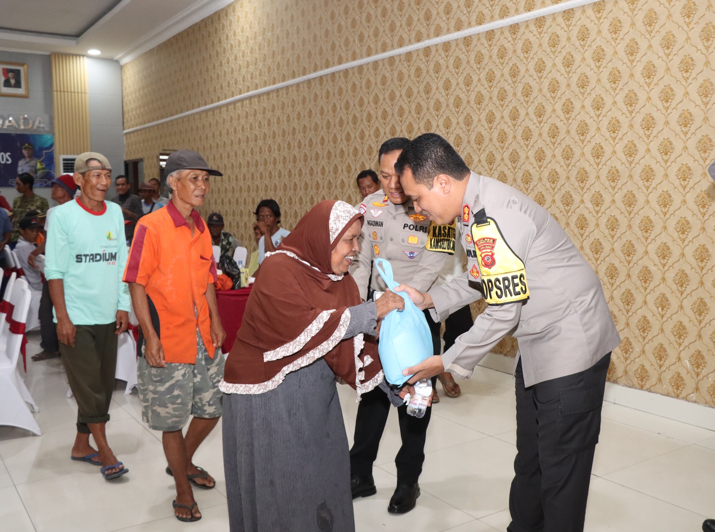 Jumat Curhat dan Baksos, Kapolres Cirebon Kota: Polri Hadir untuk Masyarakat