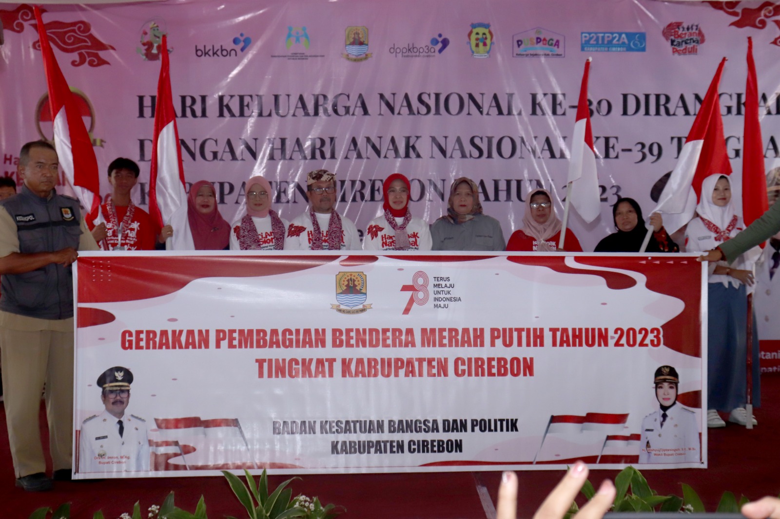 Sambut Hari Kemerdekaan, Pemkab Cirebon Bagikan Ribuan Bendera Merah Putih