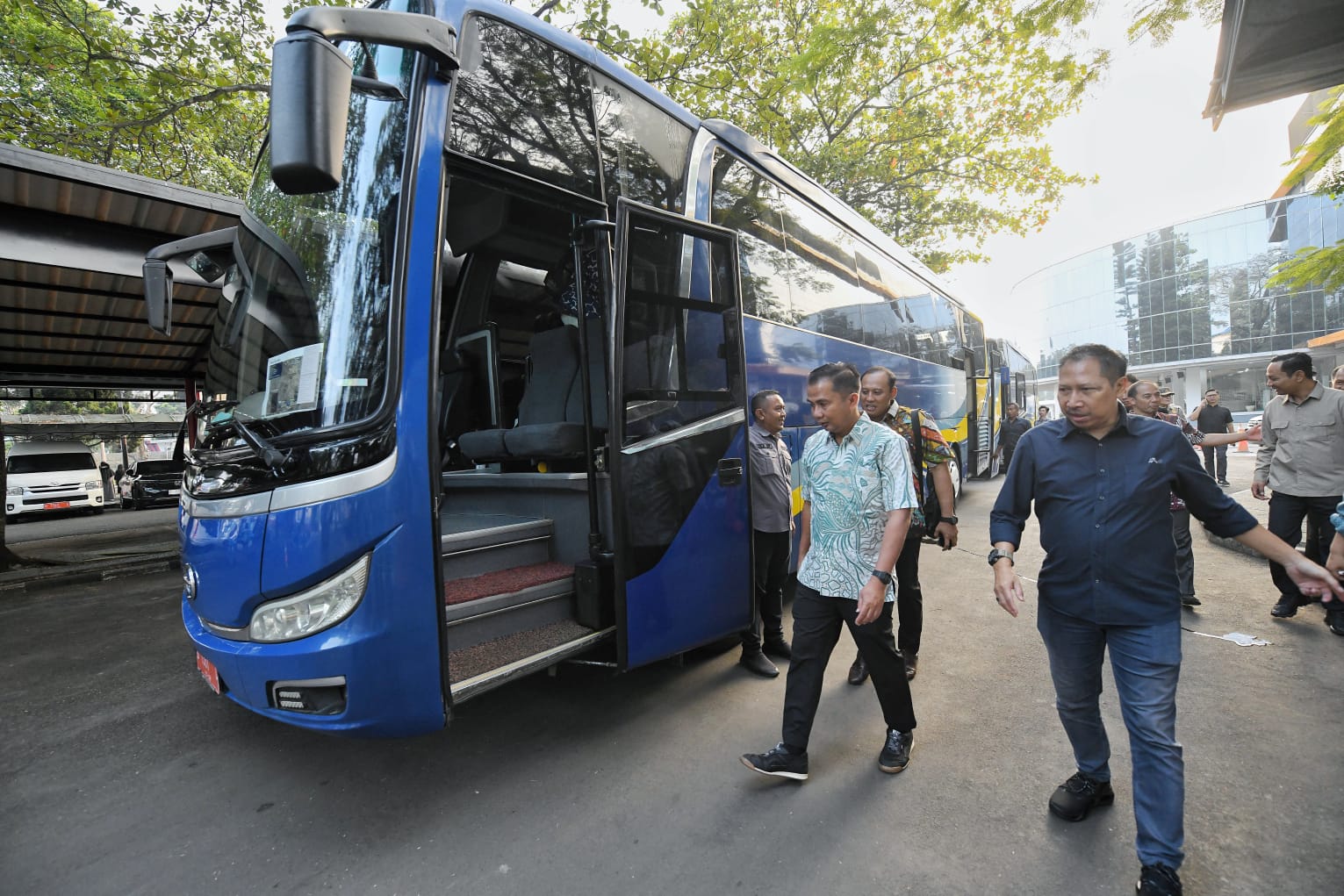 FRIDAY CAR FREE, Bey Machmudin Ngantor ke Gedung Sate Naik Bus Bersama Pegawai