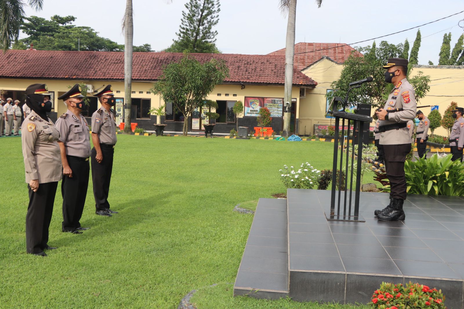 4 Anggota Polresta Cirebon Dapat Kenaikan Pangkat Pengabdian, Kapolresta: Ini Adalah Anugerah 