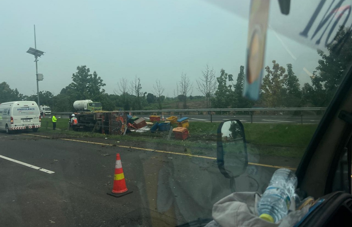 Truk Bermuatan 7 Ton Ikan Kecelakaan di Tol Cipali