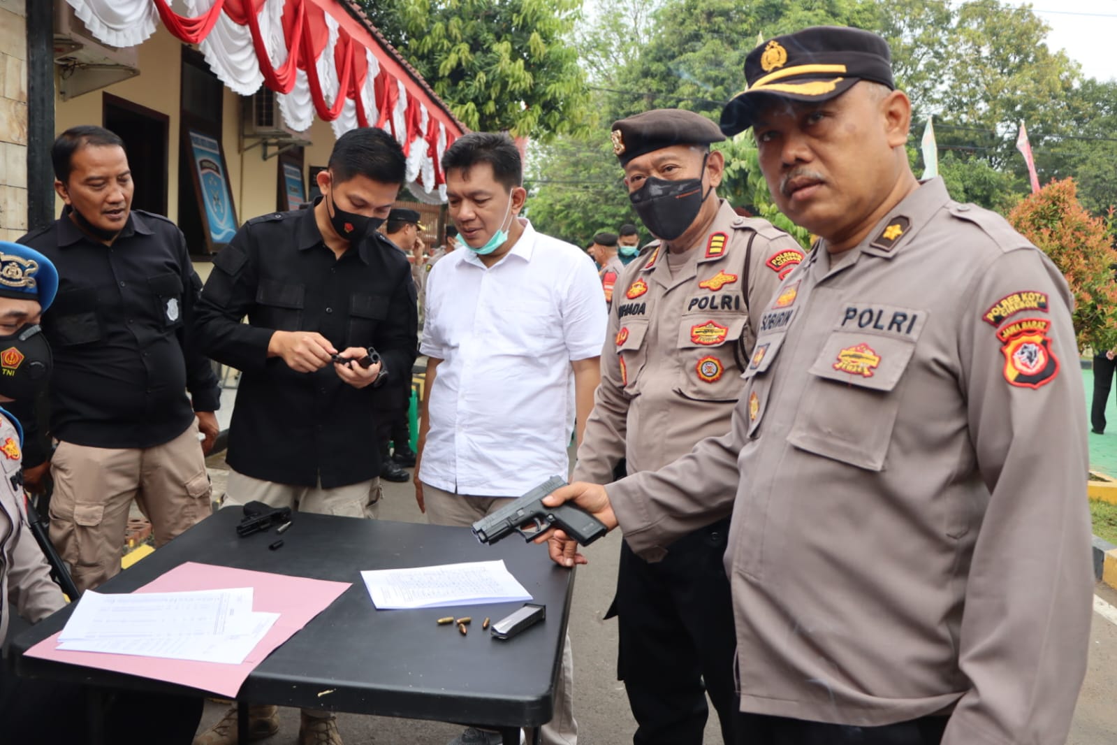 Kapolresta Cirebon Pimpin Pemeriksaan Senpi yang Dipinjampakaikan oleh Anggotanya 