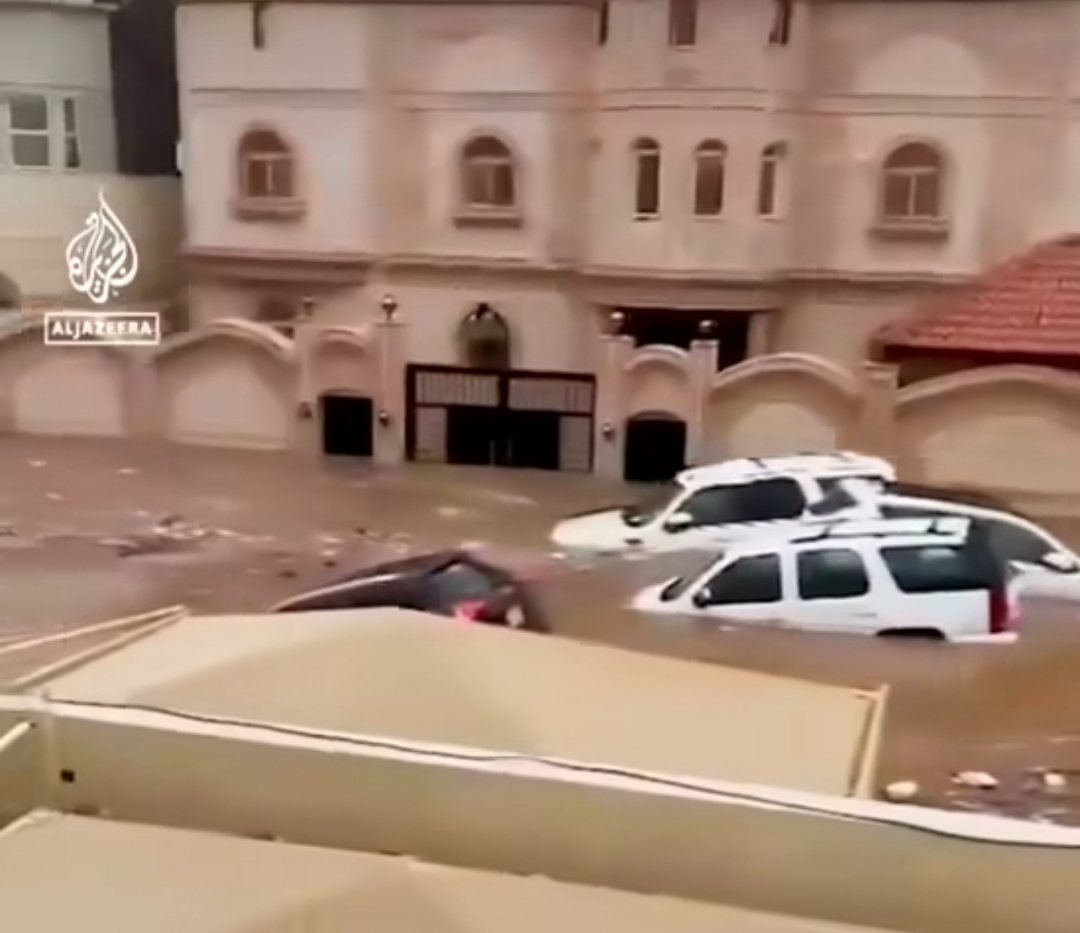 Ya Allah Pertanda Apa, Banjir di Jeddah Arab Saudi, Mobil-mobil Hanyut