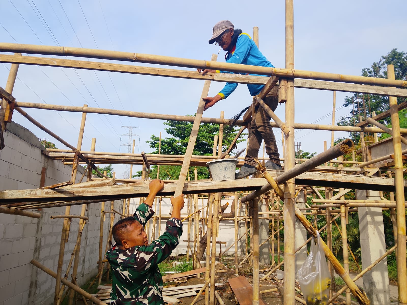 Percepat Progres Pembangunan KDKMP Kelurahan Larangan, Babinsa Larangan Turun Tangan