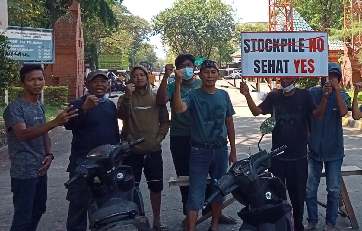 Warga Kampung Pesisir Selatan Blokade Akses Pelabuhan Cirebon, Ini Penyebabnya