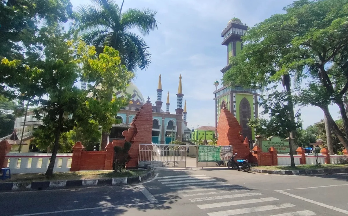 Viral! Operasional Masjid Agung Sumber Rp400 Juta, Punya Menara Setinggi 13 Lantai