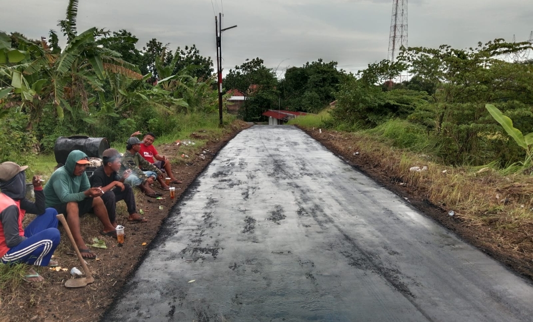 Ancaman Kecelakaan Mengintai, Jalan Rusak Kaligawe Diperbaiki Secara Swadaya