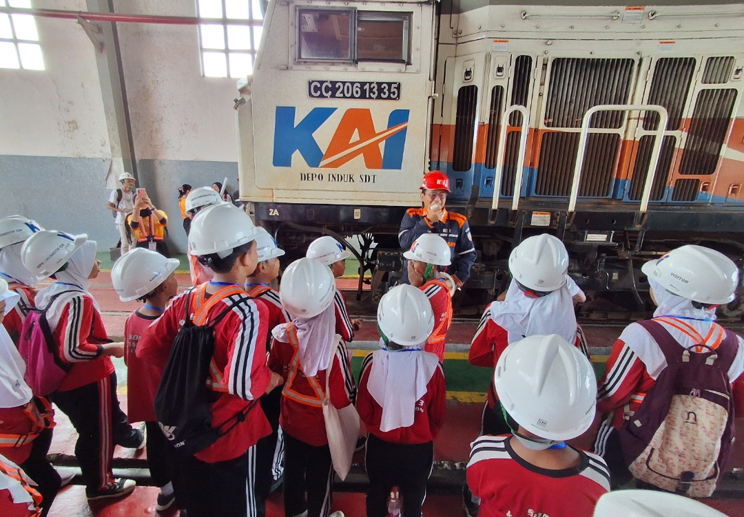 Kenali Dunia Perkeretaapian, KAI Daop 3 Cirebon Ajak Anak Sekolah dan Lembaga Sosial Keliling Stasiun
