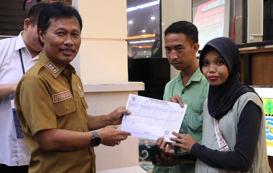 Pemkot Cirebon Serahkan Buku Nikah, Walikota Edo Sampaikan Hal Ini 