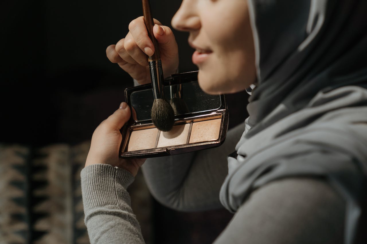 6 Bahan Haram Dalam Kosmetik yang Harus Dihindari oleh Perempuan Muslim, Cek Detailnya