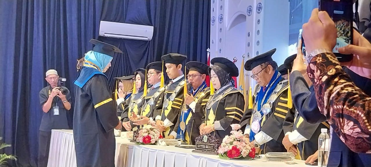 1001 Mahasiswa UGJ Ikuti Prosesi Wisuda di Auditorium UGJ