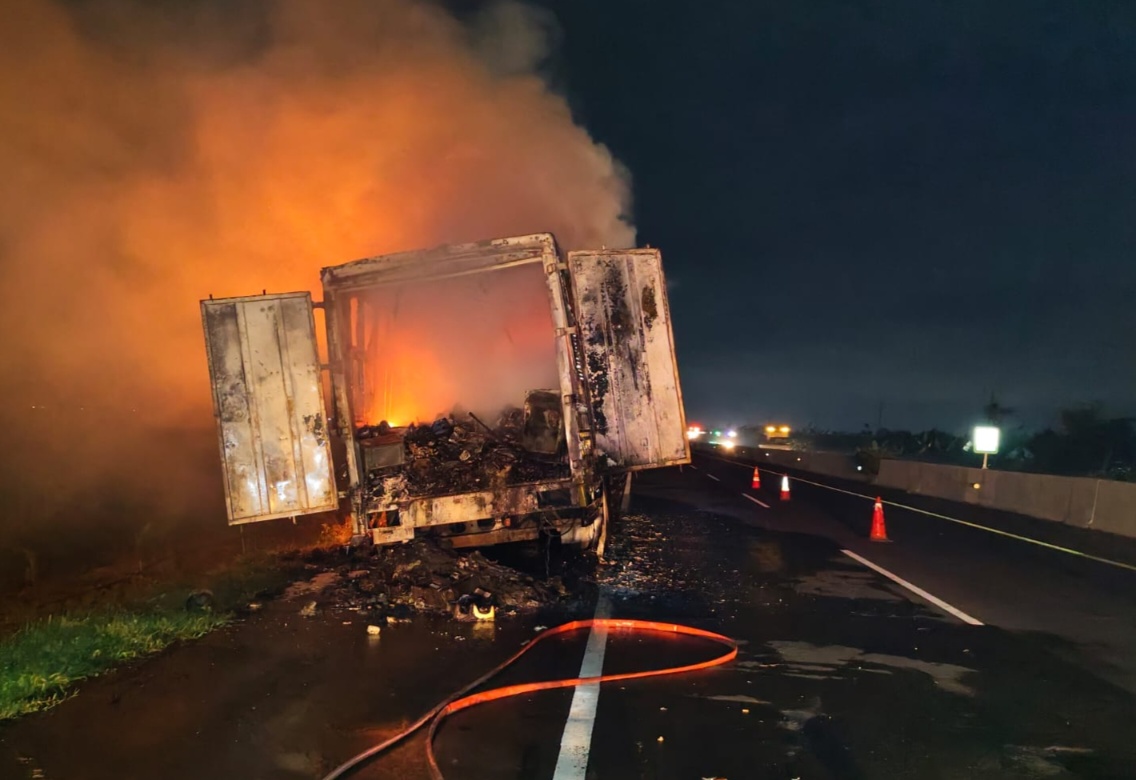 Truk Terbakar di Tol Kanci Cirebon, Bawa Paket dari Jakarta Tujuan Malang