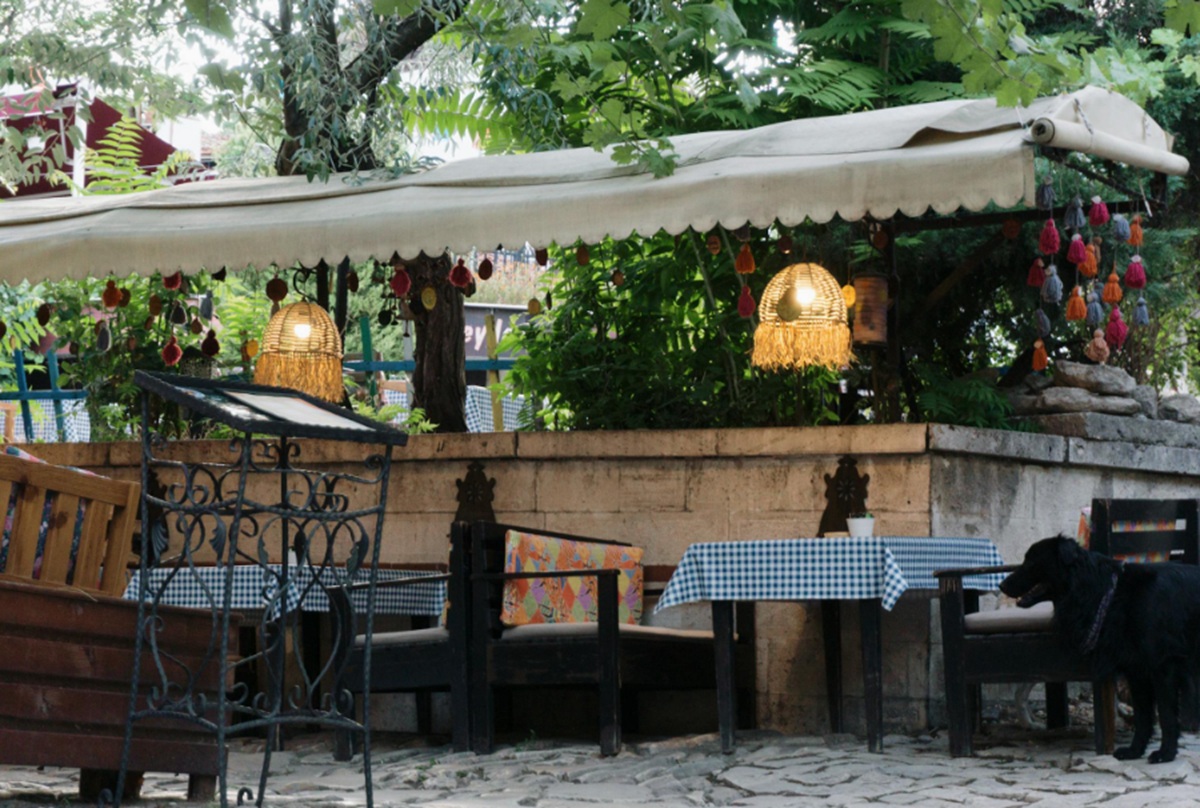 Rumah Makan dengan View Indah di Kuningan, Dilengkapi Spot Foto Instagramable!