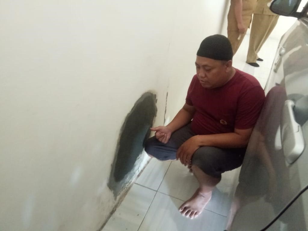 Maling Bobol Toko di Desa Penpen Cirebon, Tembok Dijebol untuk Jalan Masuk