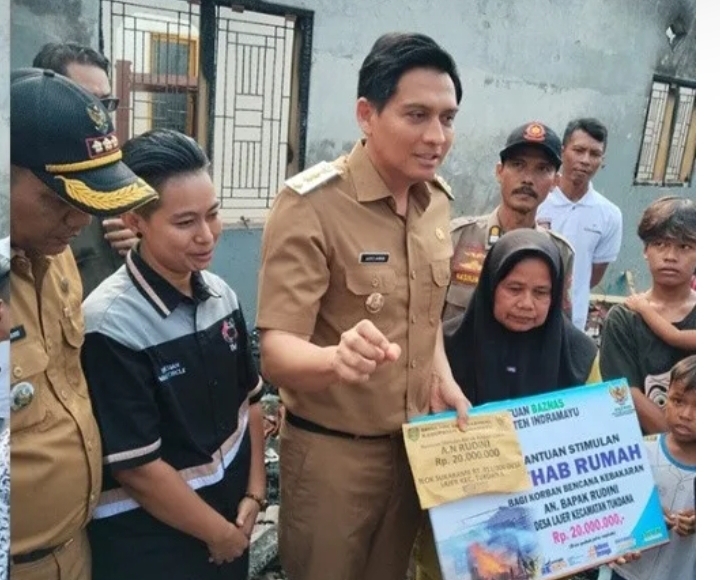 Bupati Indramayu Lucky Hakim Tinjau Kebakaran di Tukdana, Salurkan Bantuan Rp20 Juta per Rumah