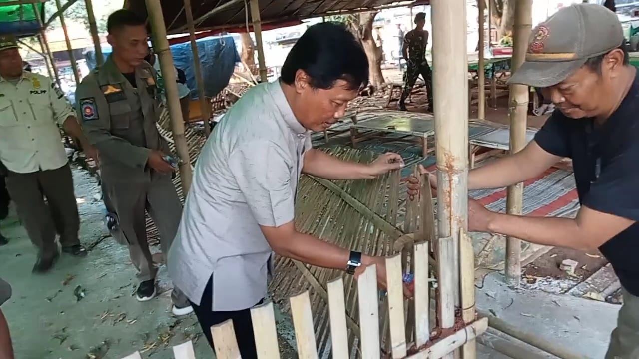 Walikota Cirebon Ikut Bongkar Bangunan Liar di Kawasan Stadion Bima