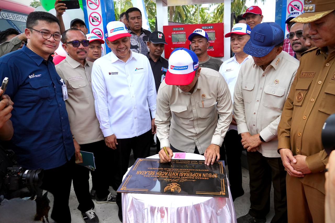 Menkop Ferry Resmikan SPBUN, Dorong Ekonomi Nelayan Aceh Bangkit