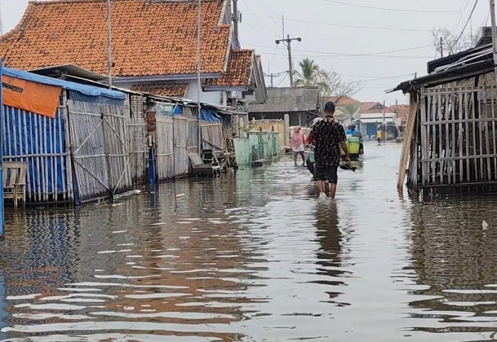 Rob Kembali Terjang Pesisir Eretan