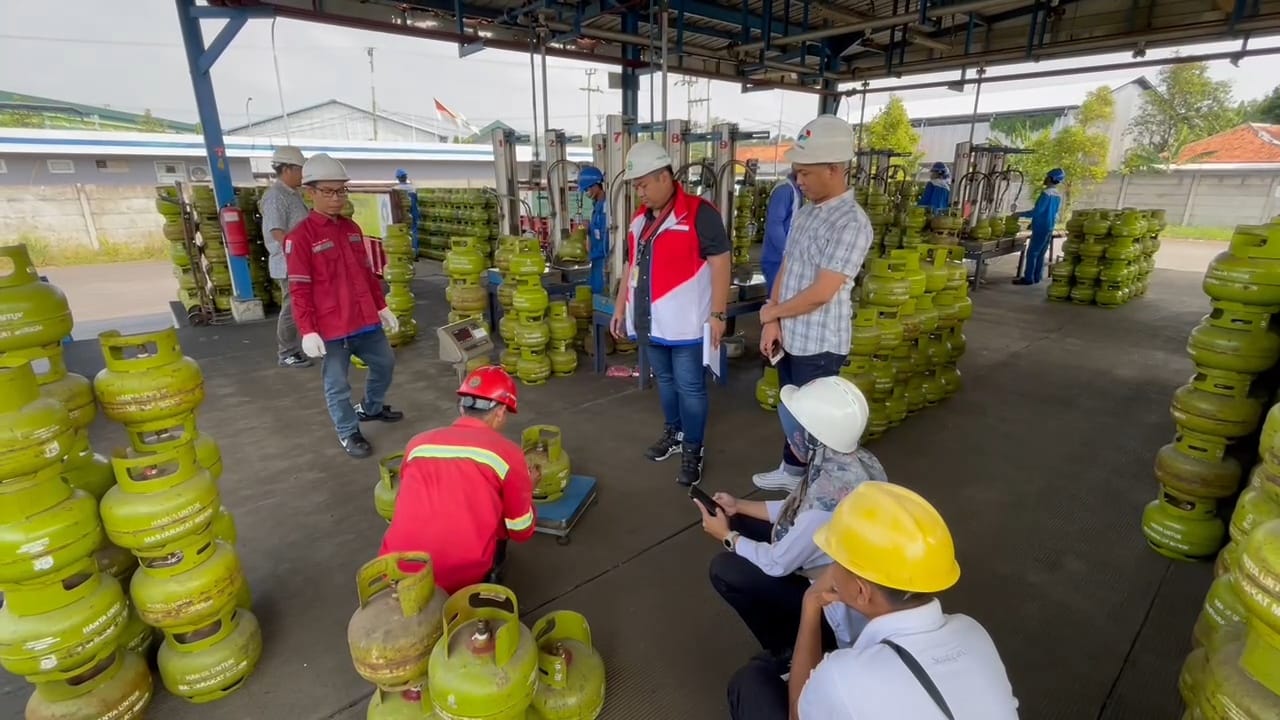 Pertamina Patra Niaga Uji Tabung Elpiji Bersama UPTD Metrologi Legal di Purwakarta dan Subang