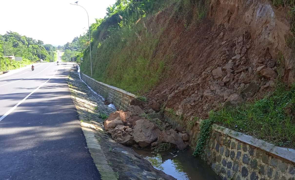 Icon Jalan Baru Kuningan Mulai Ambrol